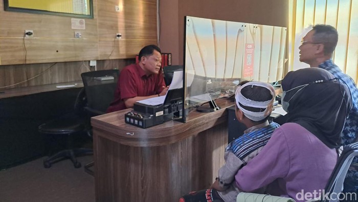 Siswa SD Jombang yang kepalanya dilempar balok kayu oleh teman sekelasnya diajak lapor polisi.