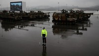 Parade tersebut - yang pertama di Korea Selatan sejak tahun 2013 - dilanjutkan pada sore hari dengan pasukan dan peralatan militer melintasi jantung kota Seoul. Parade itu melewati balai kota dan Lapangan Gwanghwamun yang bersejarah.