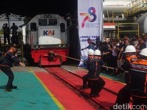 Unik! Ada Lomba Tarik Lokomotif Seberat 80 Ton di Jogja