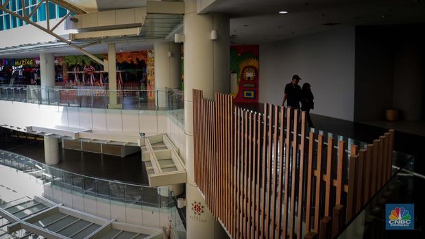 Suasana sepi di One Belpark Mall, Jakarta, Rabu (27/7/2023). Fenomena semakin banyaknya pusat perbelanjaan atau mall yang mulai ditinggalkan pengunjung bahkan penyewa kios juga terjadi di One Belpark Mall. (CNBC Indonesia/Faisal Rahman)