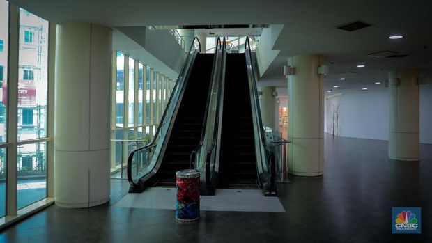 Suasana sepi di One Belpark Mall, Jakarta, Rabu (27/7/2023). Fenomena semakin banyaknya pusat perbelanjaan atau mall yang mulai ditinggalkan pengunjung bahkan penyewa kios juga terjadi di One Belpark Mall. (վ/Faisal Rahman)