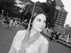 8 Pesona Syandriasari Kameron, Cicit Cantik Soekarno yang Baru Wisuda di UI