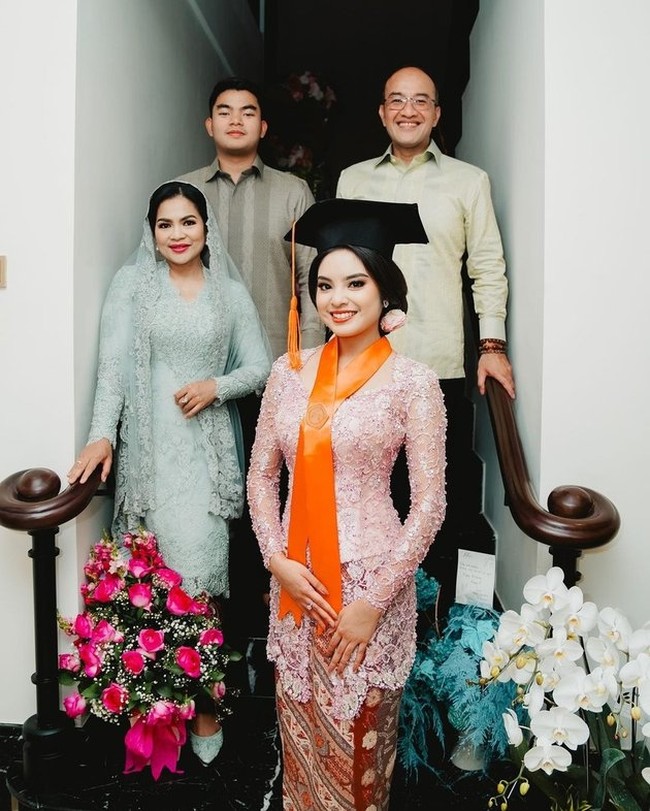 Di momen wisudanya itu Syandria tampil cantik mempesona dengan memakai toga dan kebaya. Di universitas tersebut Syandria mengambil jurusan Antropologi Budaya. Foto: Instagram/@syandria