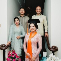 Di momen wisudanya itu Syandria tampil cantik mempesona dengan memakai toga dan kebaya. Di universitas tersebut Syandria mengambil jurusan Antropologi Budaya. Foto: Instagram/@syandria