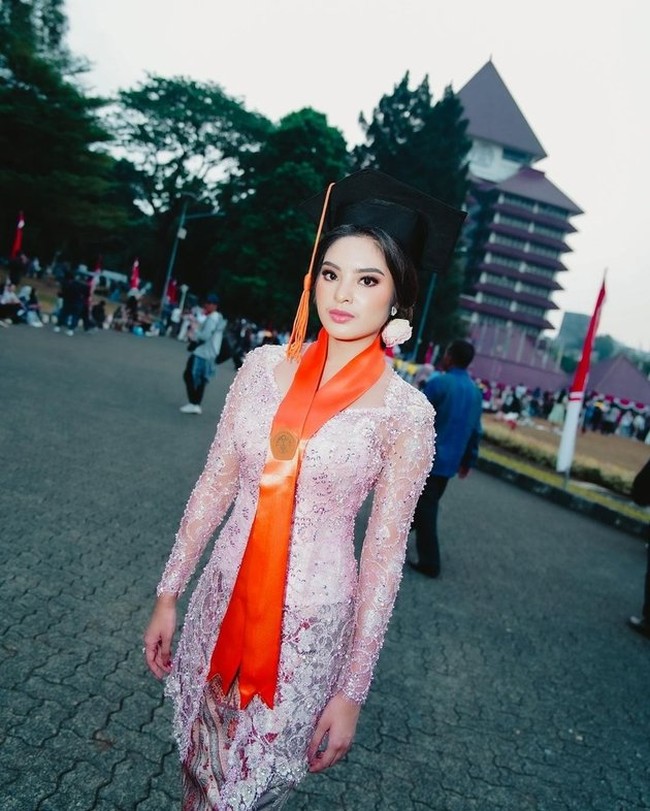 Mengenakan kebaya berwarna merah muda, Syandria tampil dengan riasan mata yang cukup bold dan lipstik berwarna merah muda. Rambutnya tampak rapih tersanggul. Foto: Instagram/@syandria