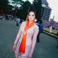 Mengenakan kebaya berwarna merah muda, Syandria tampil dengan riasan mata yang cukup bold dan lipstik berwarna merah muda. Rambutnya tampak rapih tersanggul. Foto: Instagram/@syandria