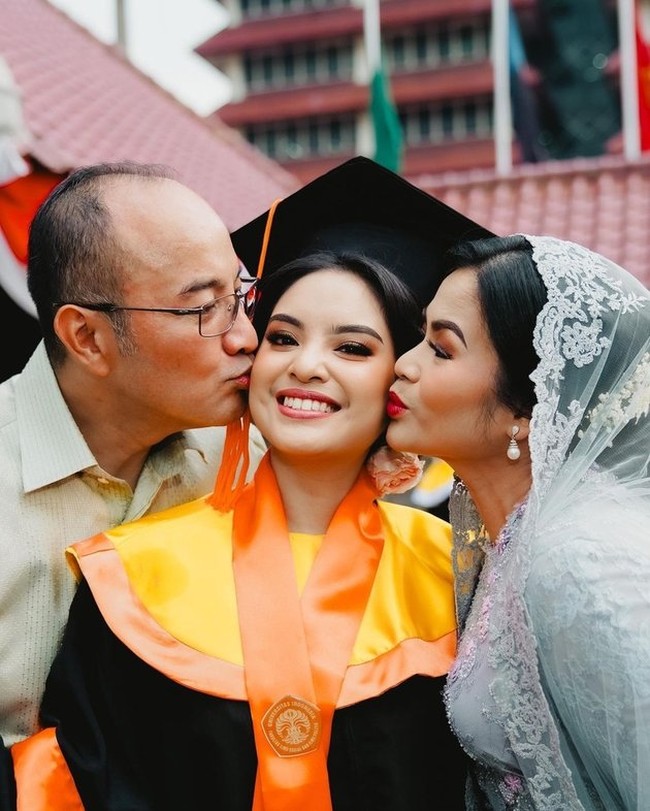 Kedua orangtua Syandria, Puti dan Joy juga tampak hadir. Terlihat ketiganya berpose bersama. Foto: Instagram/@syandria
