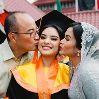 Kedua orangtua Syandria, Puti dan Joy juga tampak hadir. Terlihat ketiganya berpose bersama. Foto: Instagram/@syandria