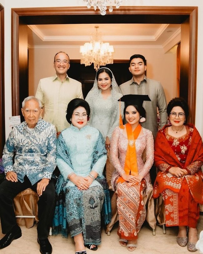 Tak hanya kedua orangtua Syandria, kakeknya, Guntur Soekarnoputra juga ikut berfoto bersama keluarga di hari bahagia cucunya tersebut. Foto: Instagram/@syandria