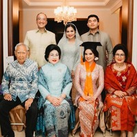 Tak hanya kedua orangtua Syandria, kakeknya, Guntur Soekarnoputra juga ikut berfoto bersama keluarga di hari bahagia cucunya tersebut. Foto: Instagram/@syandria