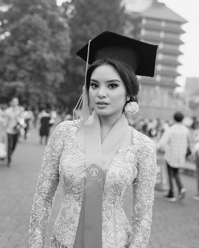 Jarang tersorot kamera, cicit Presiden pertama Indonesia Soekarno, rupanya baru saja wisuda. Setelah menempuh pendidikan di Universitas Indonesia, wanita bernama lengkap Rakyan Ratri Syandriasari Kameron itu akhirnya membagikan foto-foto wisudanya ke akun Instagram pribadi. Foto: Instagram/@syandria