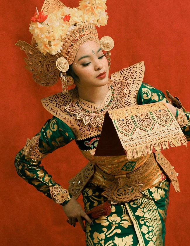 Melalui unggahan di akun Instagram pribadinya terlihat jika Syandria juga jago menari Bali. Mencintai budaya Bali, ia sering memamerkan posenya saat mengenakan kebaya Bali dan kostum untuk menari Bali. Foto: Instagram/@syandria
