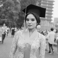 Jarang tersorot kamera, cicit Presiden pertama Indonesia Soekarno, rupanya baru saja wisuda. Setelah menempuh pendidikan di Universitas Indonesia, wanita bernama lengkap Rakyan Ratri Syandriasari Kameron itu akhirnya membagikan foto-foto wisudanya ke akun Instagram pribadi. Foto: Instagram/@syandria