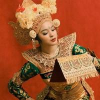 Melalui unggahan di akun Instagram pribadinya terlihat jika Syandria juga jago menari Bali. Mencintai budaya Bali, ia sering memamerkan posenya saat mengenakan kebaya Bali dan kostum untuk menari Bali. Foto: Instagram/@syandria