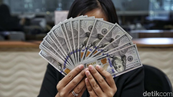 Rupiah Loyo, Sudah Ada Bank Jual Dolar AS Rp 16.400!