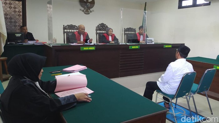 Terdakwa Zaenal Mutaqin duduk di kursi pesakitan Pengadilan Negeri Mungkid, Kabupaten Magelang, Rabu (27/9/2023).