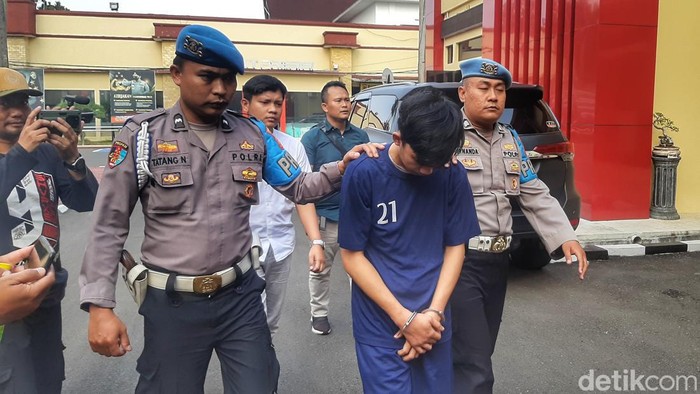 Tersangka Ade Jamaludin (22) saat digiring Polisi.