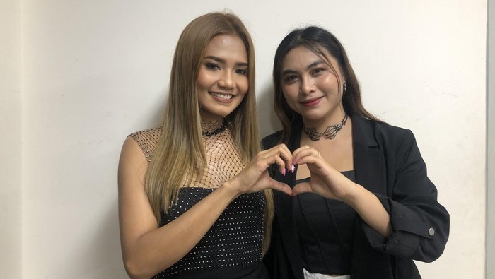 Tika Pagraky dan Lebri Partami duet dalam grup Dewi Bali, Rabu (27/9/2023). (Muhamad Ramdan Fahlevi/detikBali)