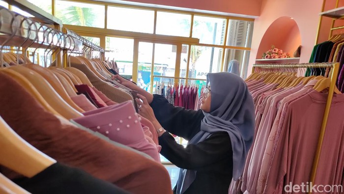 Toko pakaian di Jalan Yulius Usman