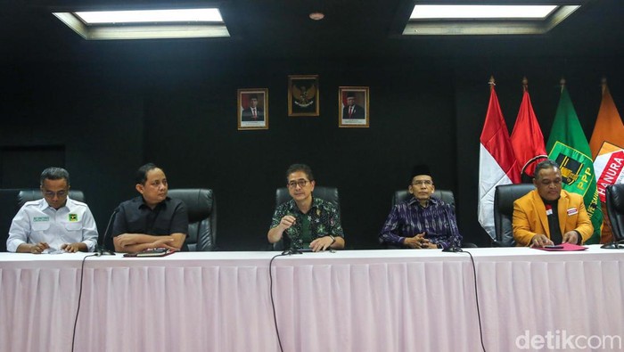 Tim Pemenangan Ganjar Presiden (TPN GP) memberikan keterangan mengenai bacapres Ganjar Pranowo. Ketua TPN GP Arsyad Rasyid memastikan Ganjar sebagai calon presiden 2024.