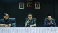 Sekretaris Jenderal PPP, Arwani Thomafi juga menegaskan komitmen dan solidnya partai pengusung Ganjar untuk Pilpres 2024. Bahkan ia mengungkapkan, dalam rapat tadi tak sedikitpun membahas peluang Ganjar sebagai bakal cawapres dari Prabowo.