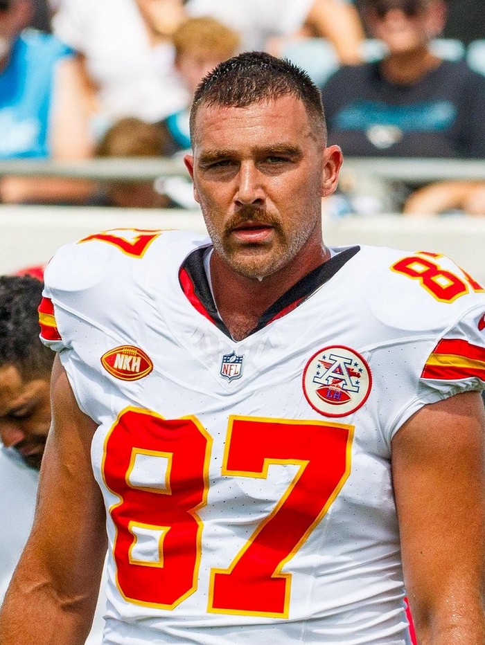 Jersey Travis Kelce.