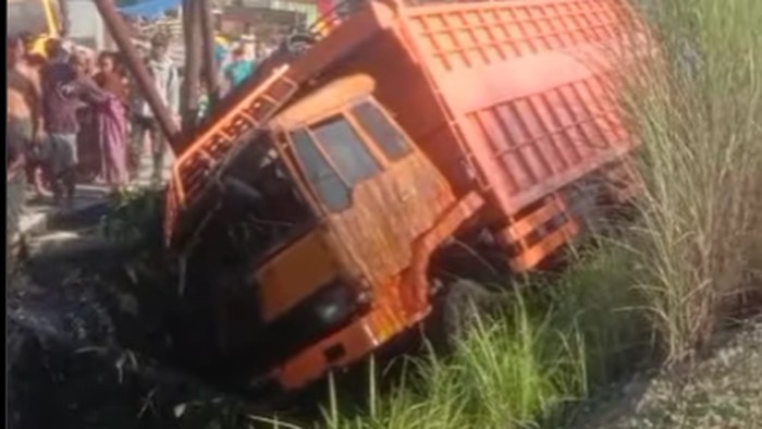 Truk terjun ke selokan di Makassar.
