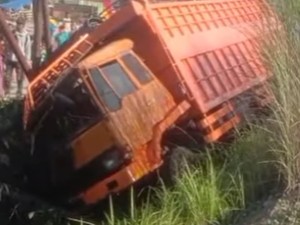 Truk Masuk ke Selokan di Jalan Galangan Kapal Makassar gegara Rem Blong