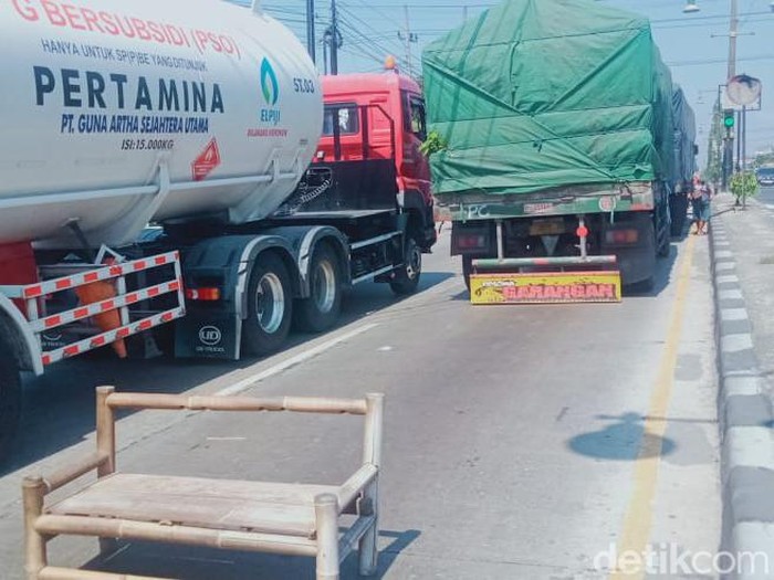 Truk tronton gandeng mogok di jalan Jogja-Solo, Desa Mlese, Kecamatan Ceper, Klaten, Rabu (27/9/2023). Diunggah pukul 10.42 WIB.