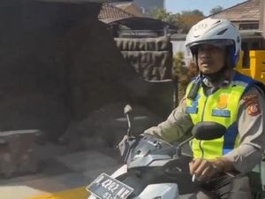 Polisi yang Merokok sambil Motoran Akhirnya Ditilang