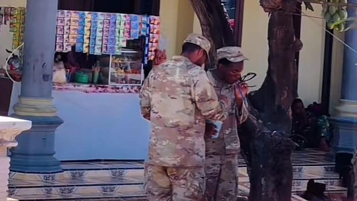 Viral Tentara Amerika sedang minum es di warung