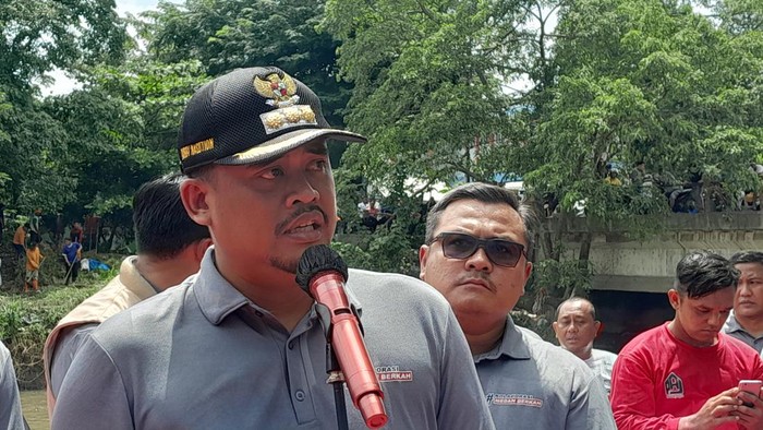 Wali Kota Medan Bobby Nasution saat di kegiatan bersih-bersih sungai Deli di Medan Marelan (Nizar Aldi/detikSumut)