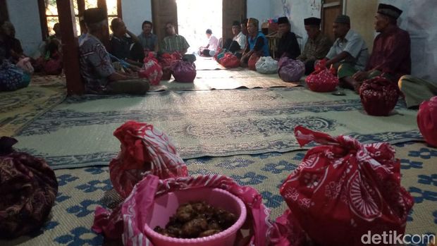 Warga di Nguntoronadi, Wonogiri, menggelar tradisi muludan, Rabu (27/9/2023) sore.