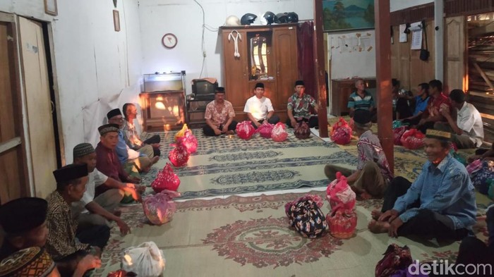 Warga di Nguntoronadi, Wonogiri, menggelar tradisi muludan, Rabu (27/9/2023) sore.