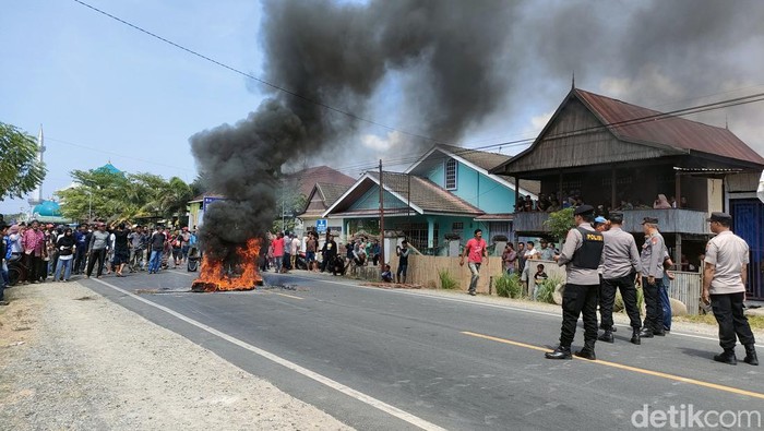 Warga di Polman, Sulbar menggelar aksi demo menolak eksekusi lahan.