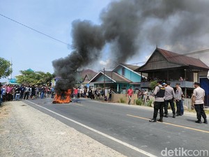 Warga Lapeo Polman Blokade Jalan Trans Sulawesi Tolak Eksekusi Lahan