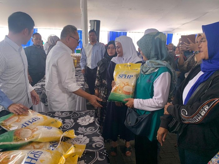 Zulhas Bagi-bagi Sembako