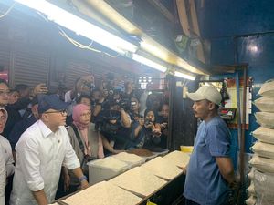 Tinjau Pasar Sederhana Bandung, Zulhas Bagi-bagi Beras