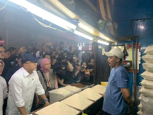 Tinjau Pasar Sederhana Bandung, Zulhas Bagi-bagi Beras