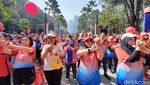 Potret Pemecahan Rekor MURI Meraba Nadi Sendiri di Indonesia Heart Walk 2023