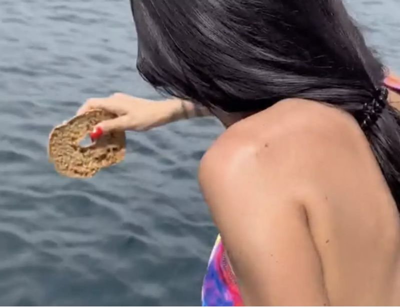 Aneh! Wanita Ini Celupkan Makanannya ke Laut Demi Tambah Rasa