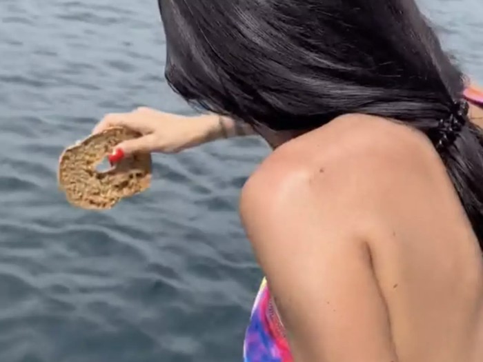 Aneh! Wanita Ini Celupkan Makanannya ke Laut Demi Tambah Rasa