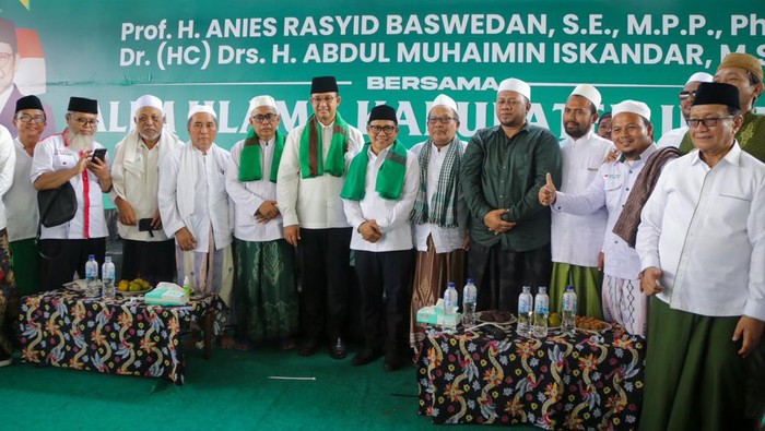 Pasangan bacapres Anies Baswedan dan bacawapres Muhaimin Iskandar (Gus Imin) menggelar silaturrahim dan taaruf bersama 1.000 alim ulama Jember di Ponpes Nurul Islam, Kamis (28/9/2023).