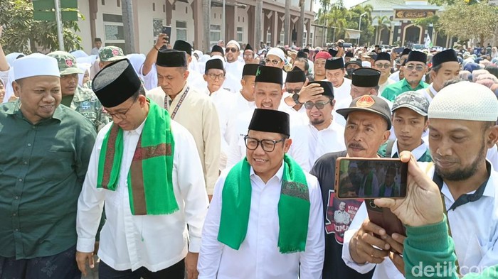Anies-Cak Imin saat kunjungi Ponpes Nurul Iman di Jember.