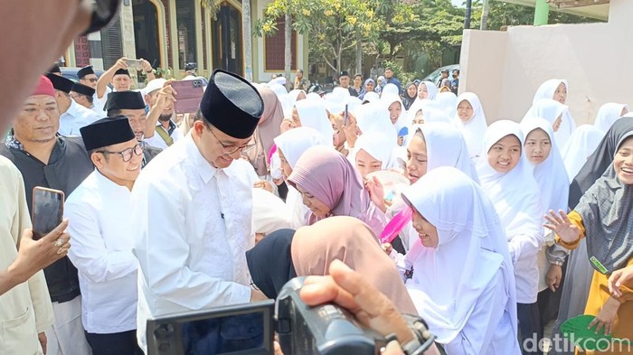 Anies-Cak Imin saat kunjungi Ponpes Nurul Iman di Jember.