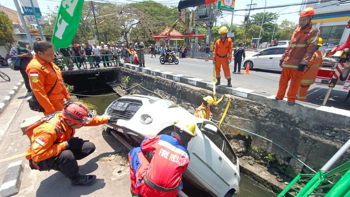 Ayla Nyemplung Kali di Surabaya