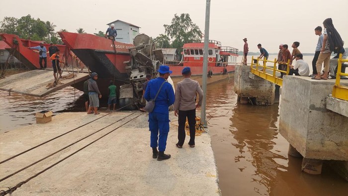 Sebuah truk molen di Kabupaten Barito Kuala, Kalimantan Selatan (Kalsel) terperosok ke dalam sungai karena gagal menanjak di dermaga.
