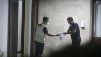 Penyidik Komisi Pemberantasan Korupsi (KPK) melakukan pengeledahan di rumah dinas Menteri Pertanian Syahrul Yasin Limpo di perumahan Widya Chandra, Jakarta, Kamis (28/9/2023).  