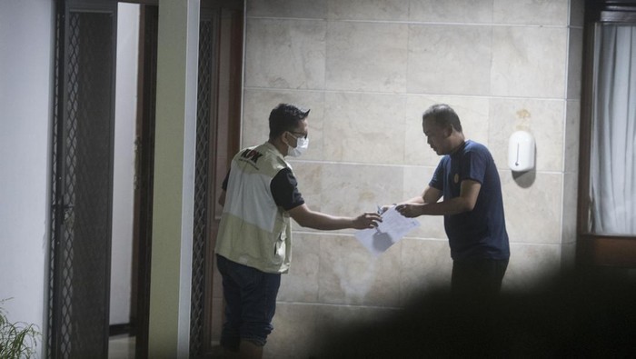 Detik-detik KPK Geledah Rumah Dinas Mentan Syahrul Yasin Limpo Penyidik Komisi Pemberantasan Korupsi (KPK) melakukan pengeledahan di rumah dinas Menteri Pertanian Syahrul Yasin Limpo di perumahan Widya Chandra, Jakarta, Kamis (28/9/2023). Pengeledahan tersebut terkait kasus dugaan korupsi di Kementerian Pertanian. ANTARA FOTO/Muhammad Adimaja/nym.