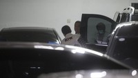 Dari penggeledahan tersebut, KPK menemukan senjata api sebanyak 12 buah. Tak hanya itu, sejumlah uang miliaran rupiah juga ditemukan. Setelah menggeledah di rumah dinas SYL, penyidik KPK melanjutkan penggeledahan di kantor Kementan hari ini. Penggeledahan dilakukan di ruang dinas Mentan dan Sekjen Kementan. ANTARA FOTO/Muhammad Adimaja